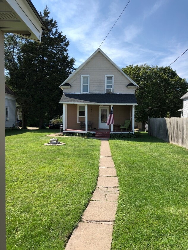 Primary Photo - Cute 2 Bedroom house with a garage for ren...