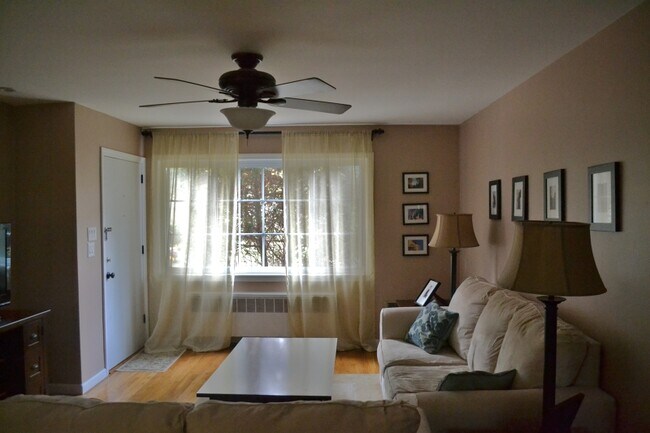 Foto del edificio - 28 Wedgewood Dr