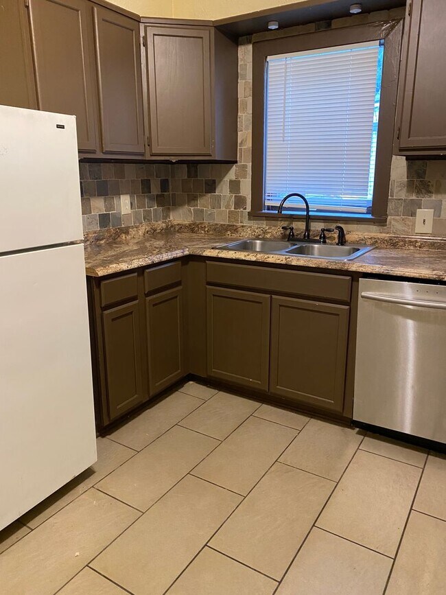 Foto del edificio - 2 bedroom!!