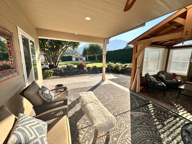 Foto del edificio - 5634 Locust Ln