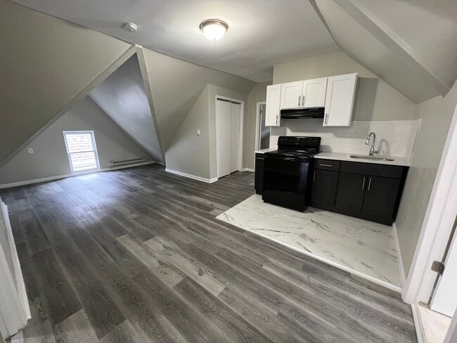 Building Photo - 544 Sanford Ave