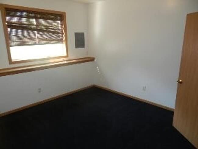 Building Photo - 2 Bedroom 1 Bathroom unit For Rent