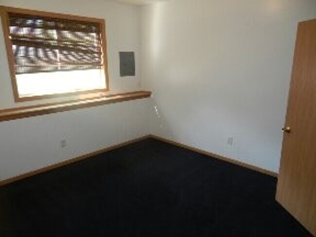 Foto del edificio - 2 Bedroom 1 Bathroom upstairs apartment