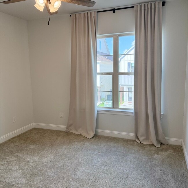 Building Photo - Beautiful 3BR / 2.5BA Townhouse Just 4 Miles from LSU!  Cottages at University Villas