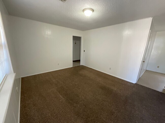 Building Photo - 3 bed, 1.5 bath, 1 car garage