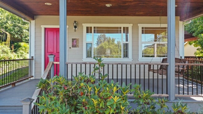 Foto del edificio - Reduced price! 2720 Sq. Ft. Character Home...