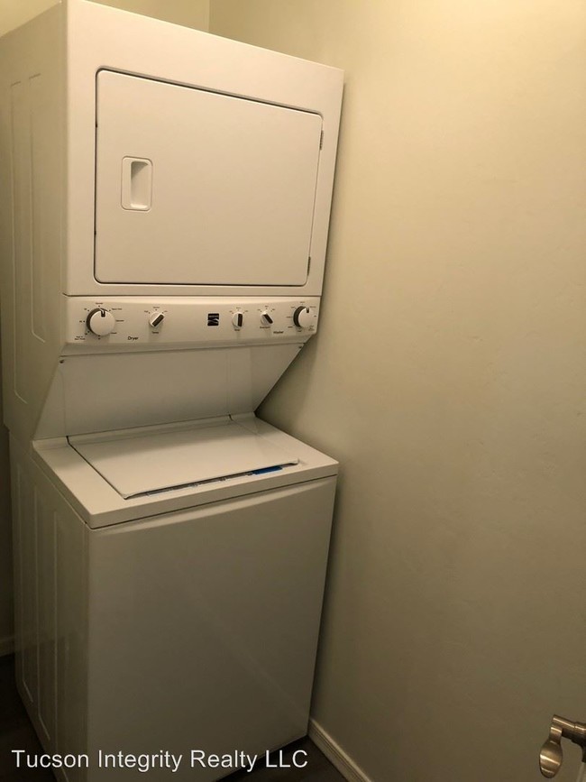 Building Photo - 8 br, 6 bath Room For Rent - 808 E 6th Street