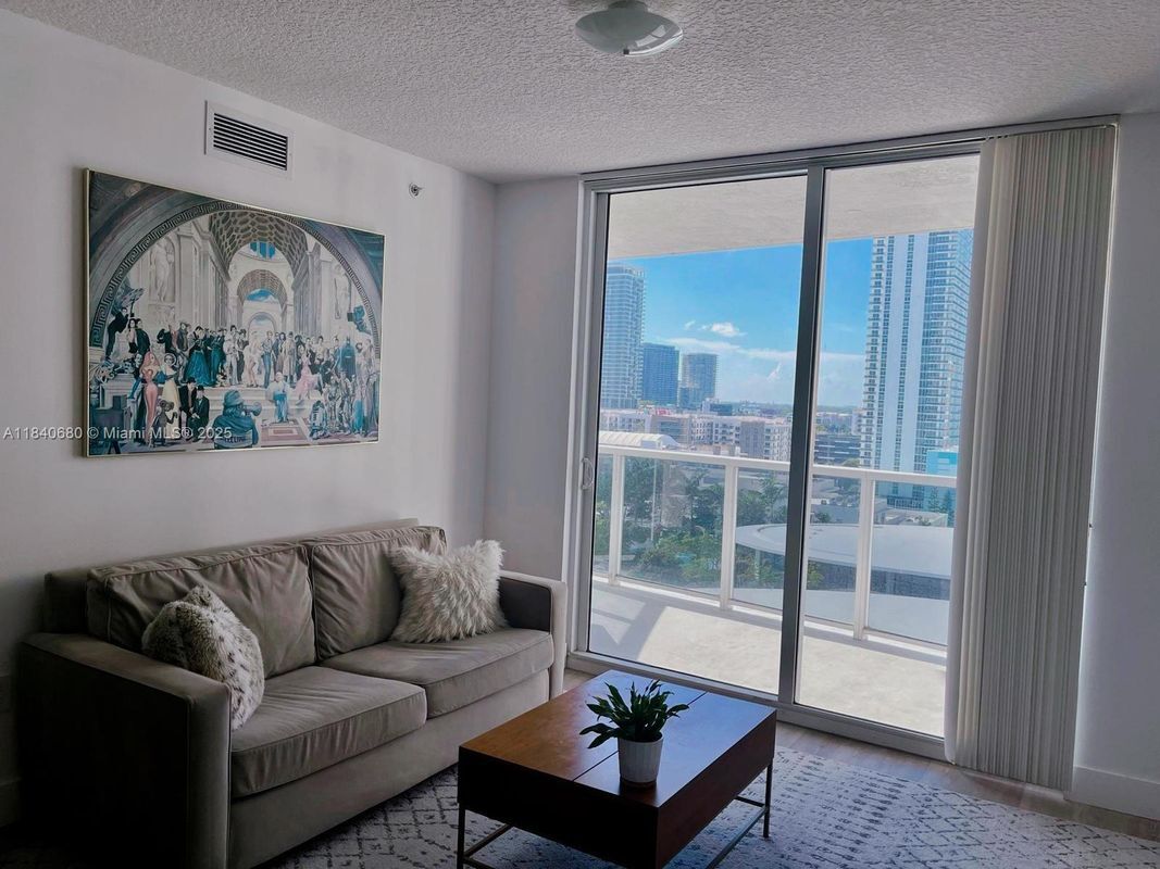 Foto del edificio - 601 NE 23rd St