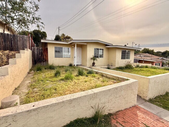 Foto del edificio - COMING SOON! Spacious 4 Bedroom, 3 Bathroom Home with Driveway
