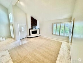 Building Photo - 520 Via De La Valle