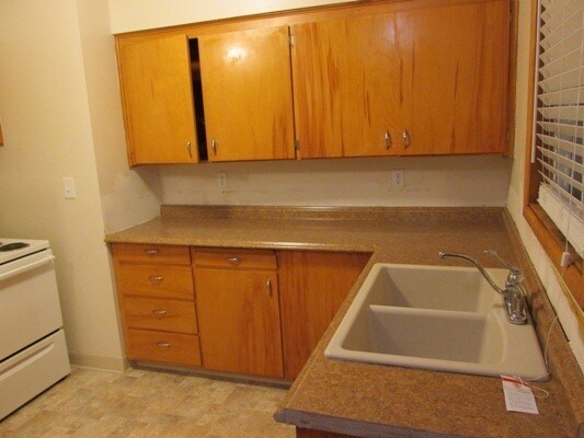 Building Photo - 110- ( P )