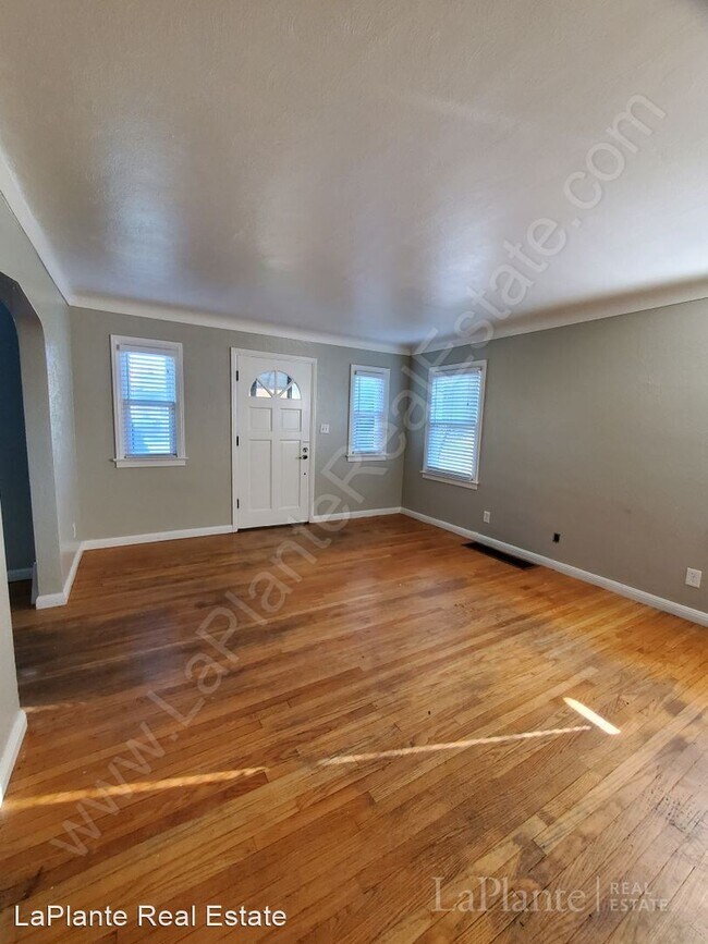 Building Photo - 3 br, 1 bath House - 3231 Bellevue Rd.