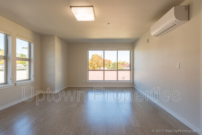 Building Photo - 5885 S Macadam Ave