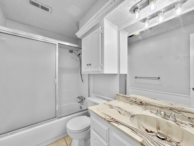 Foto del edificio - 2422 Ripple Creek Ln