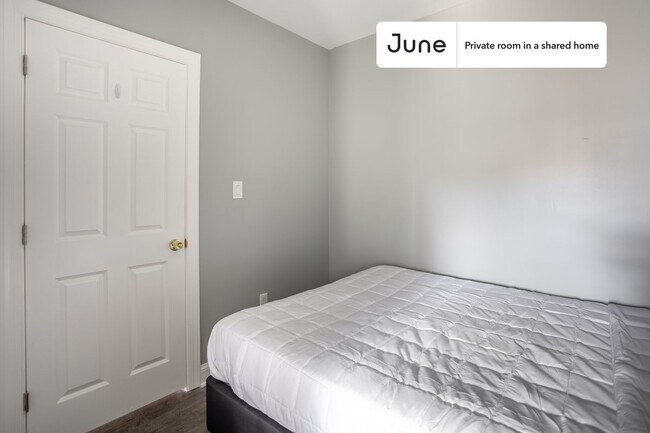 Building Photo - Private bedroom in 3 bed/1 bath Home