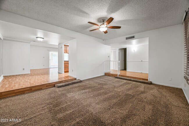 Building Photo - 3933 S Oak St