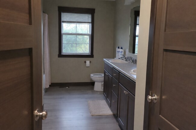 Foto del edificio - 5 Bed 3 Bath close to UWEC, bike trails, Carson Park, and The Sonnentag!