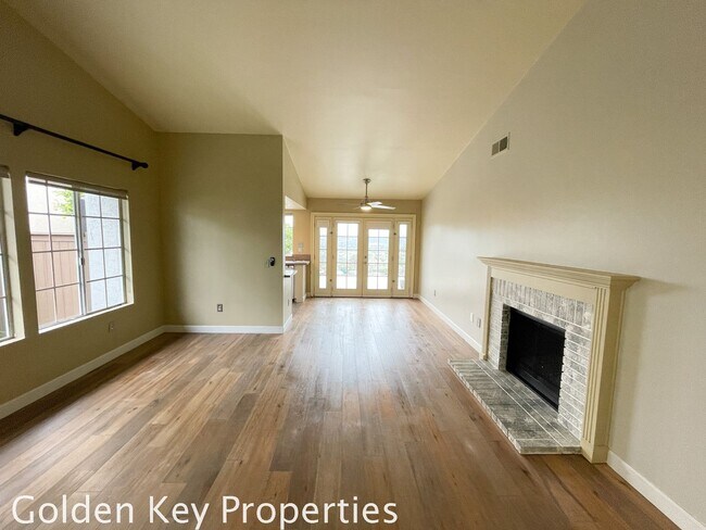 Building Photo - Beautiful single-story end unit in The Cap...