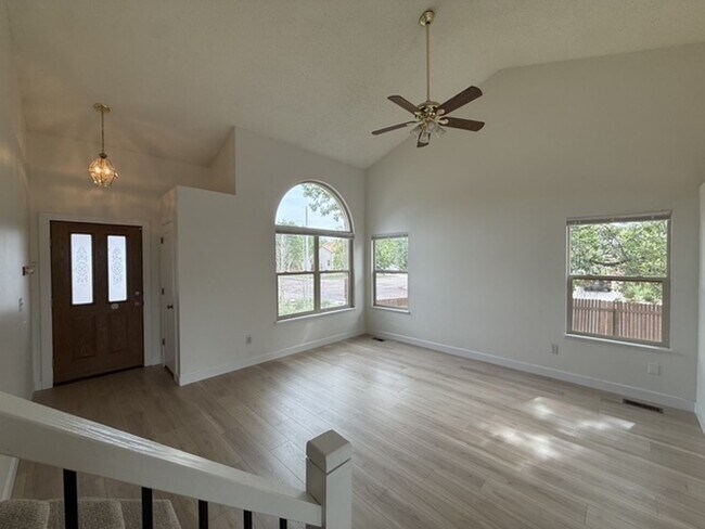 Building Photo - 1285 Grass Valley Dr