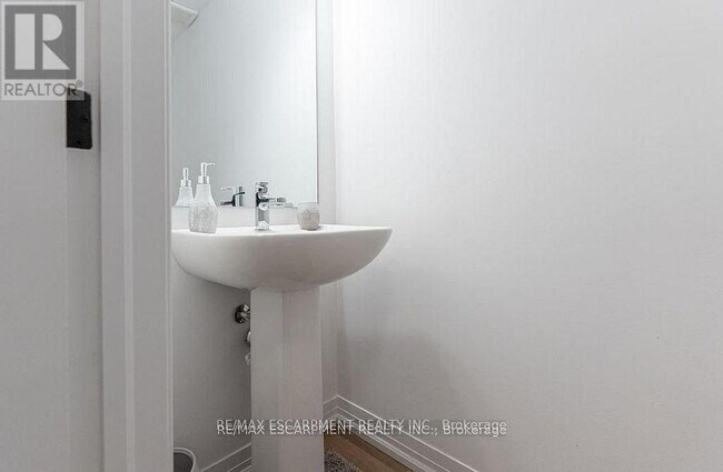 Photo du bâtiment - 461-461 Blackburn Dr
