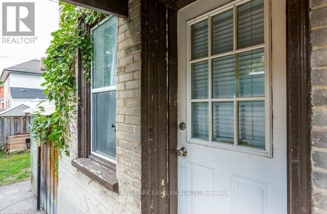 Building Photo - 279 William St