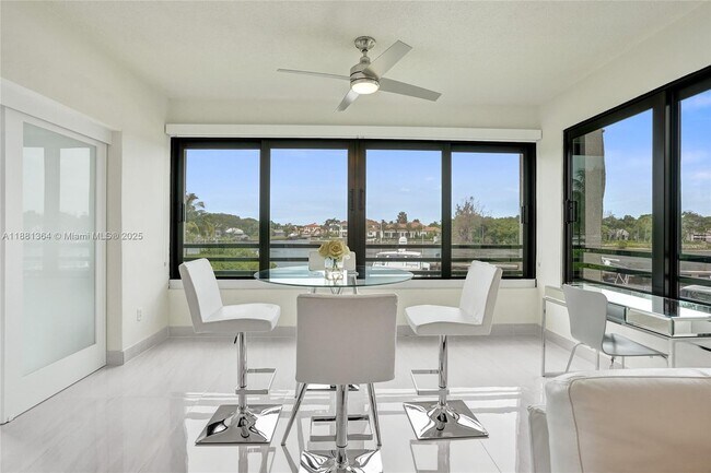 Foto del edificio - 925 Oak Harbour Dr