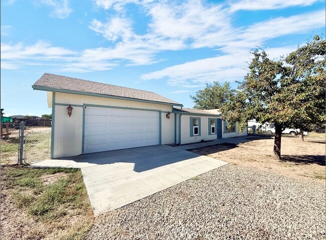 Building Photo - 3 Bed / 2 Bath Home with Workshop on 0.42 ...