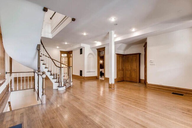 Building Photo - 427 W St James Pl
