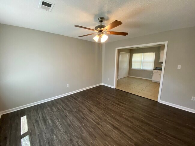 Building Photo - 7370 Meadowbrook Dr - Available Now!