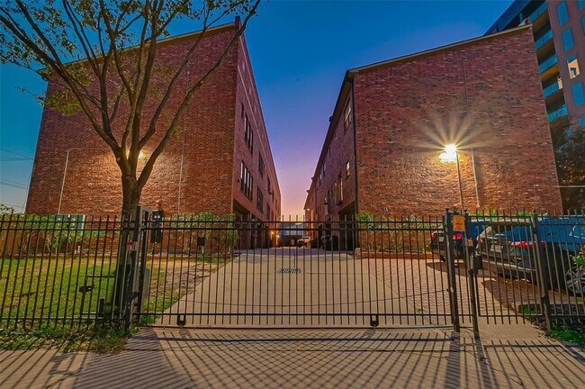 Foto del edificio - 2422 Navigation Blvd