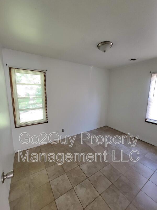 Foto del edificio - 1449 E Harry Ave