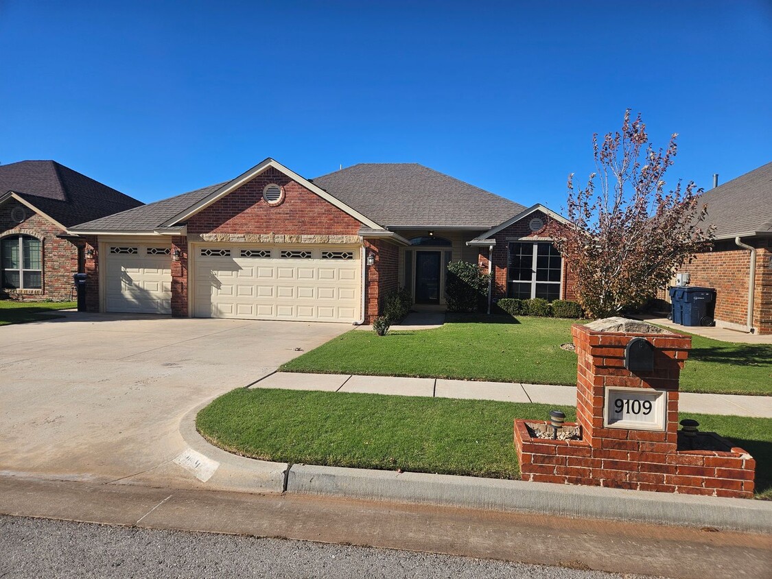 Foto principal - (4) Bed/(2) Bath in Winfield Addition OKC!