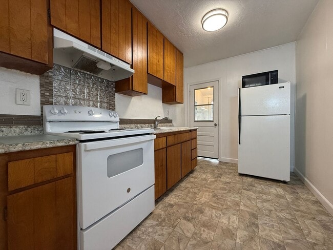 Building Photo - CHARMING 1 BEDROOM, 1 BATH APARTMENT LOCAT...