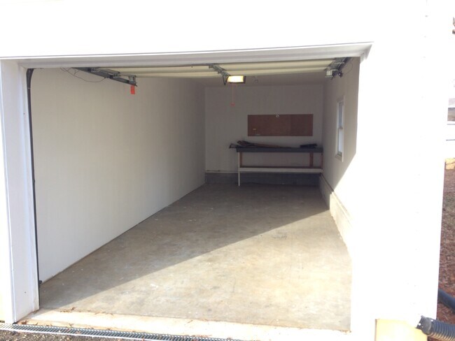 Garaje privado para 1,5 coches con banco de trabajo y puerta de garaje eléctrica. - 361 W Wilson Ave