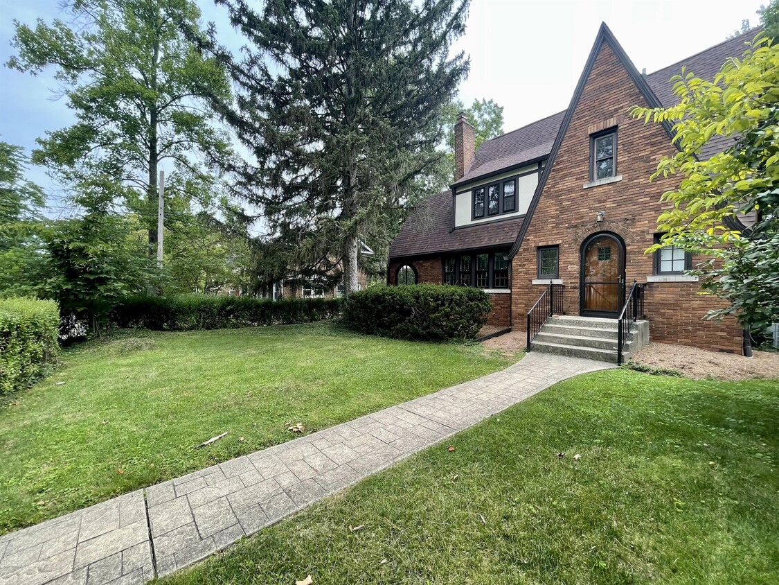 Foto principal - 611 S Eagleson Ave