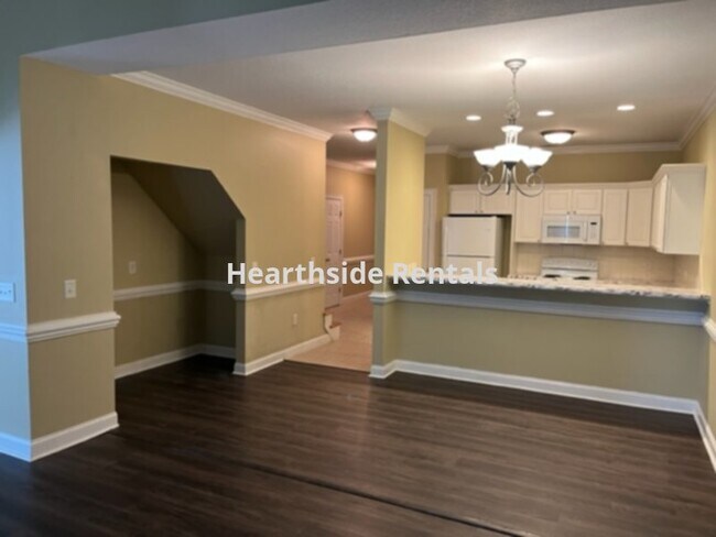 Foto del edificio - **4 Bedroom 3 Bath Duplex with Bonus Room ...