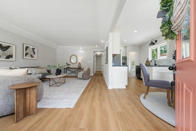 Foto del edificio - Beautifully Remodeled 4-Bedroom Rancher in...