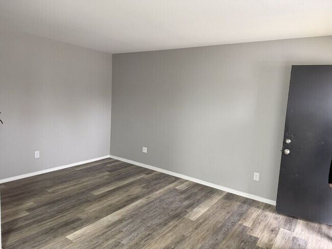 Building Photo - Now Leasing Renovated 1-Bedroom Apartment Homes at Parkway Apartments
