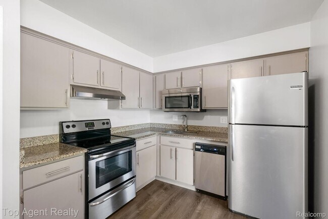 Building Photo - 8657 Kennedy Cir N