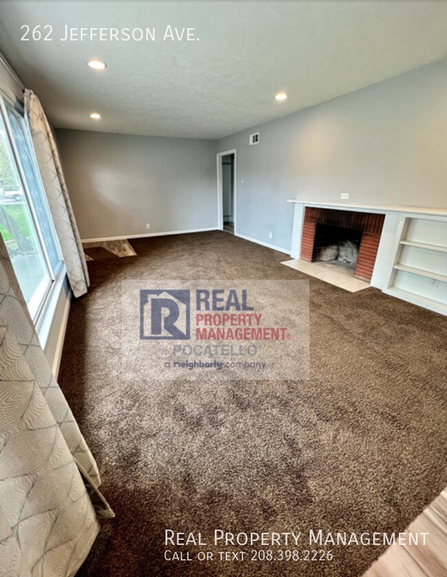 Foto del edificio - 3 Bedroom 1 bath - 2 car garage