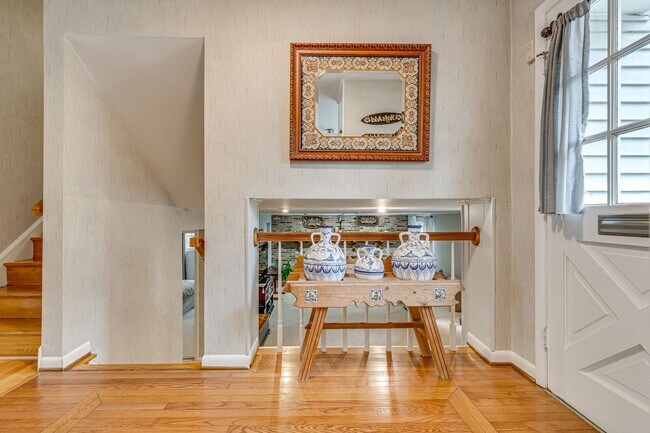 Building Photo - Charming 4 Bed SFH in Alexandria!