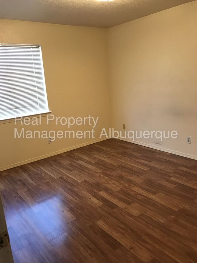 Building Photo - 305 Geraldine Loop SE