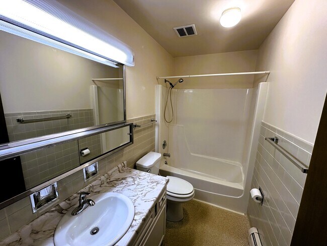 Building Photo - 2099 Vernon Dr