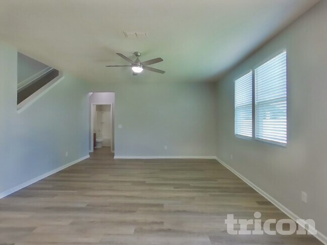 Foto del edificio - 372 Harley Dr