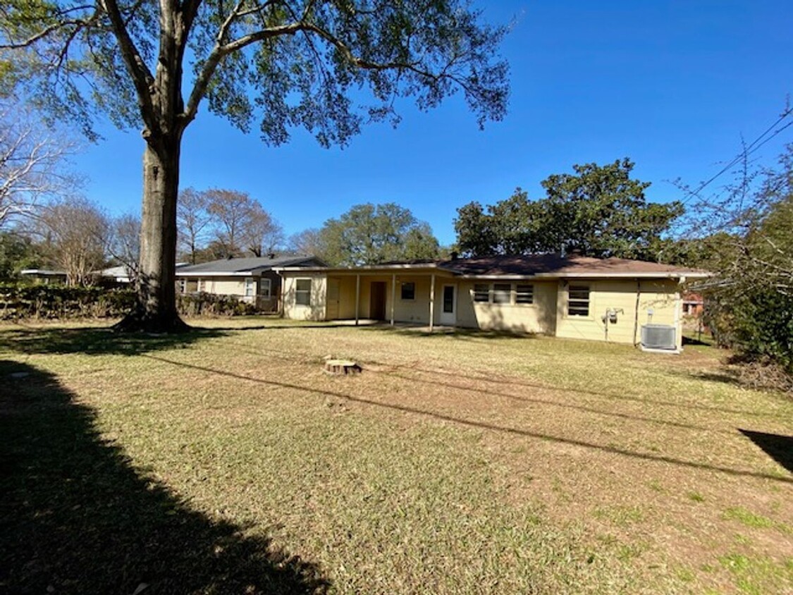 Building Photo - Broadmoor Neighborhood 3 BEDROOM /1.5 Bath...