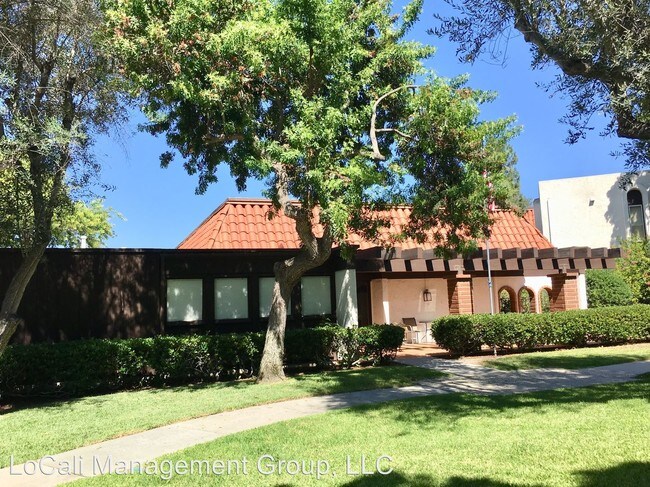 Building Photo - 2 br, 1 bath Apartment - 6878 Navajo Rd #20
