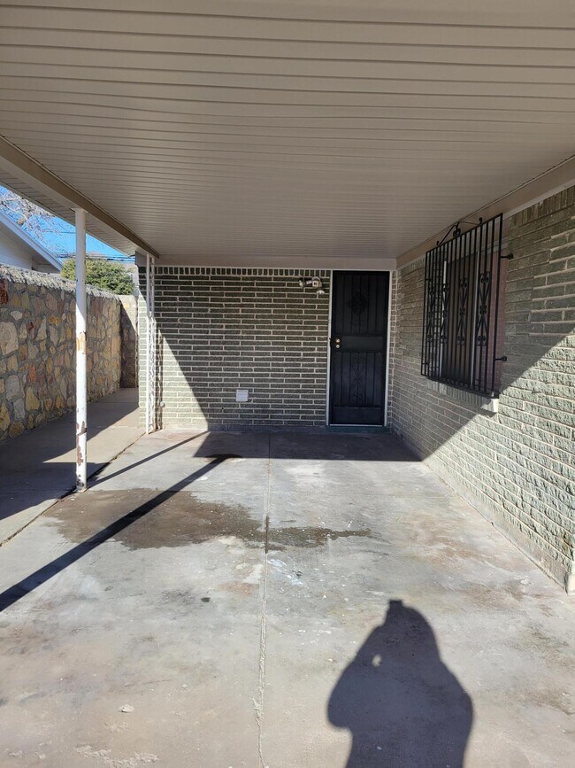 Foto del edificio - 4875 Mcgregor Dr