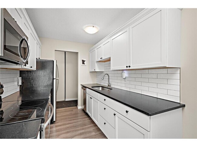 Foto del edificio - 4618 Cedar Lk Rd S