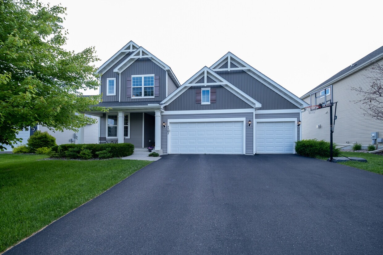 Primary Photo - 5585 Queensland Ln N