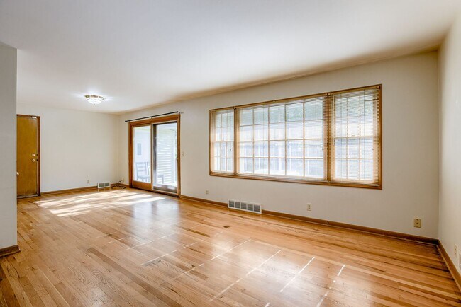 Building Photo - SHOWINGS BEGIN 9/9!!